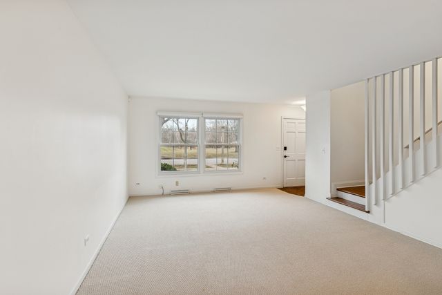 825 Country Club Drive E, Libertyville, IL 60048