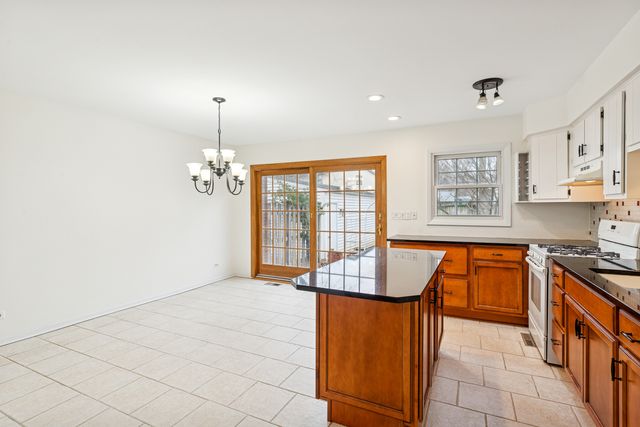 825 Country Club Drive E, Libertyville, IL 60048