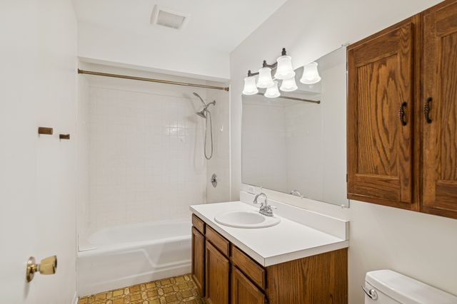 825 Country Club Drive E, Libertyville, IL 60048