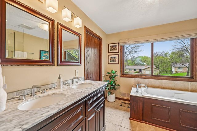 10905 34th Avenue N, Plymouth, MN 55441