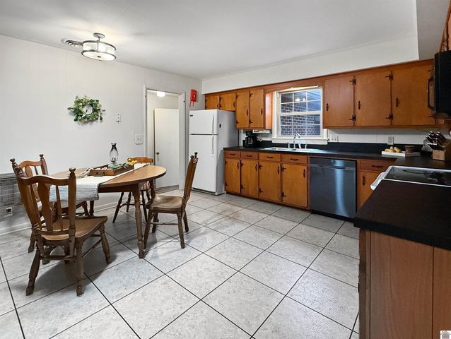 1608 Keenland Dr, Murray, KY 42071