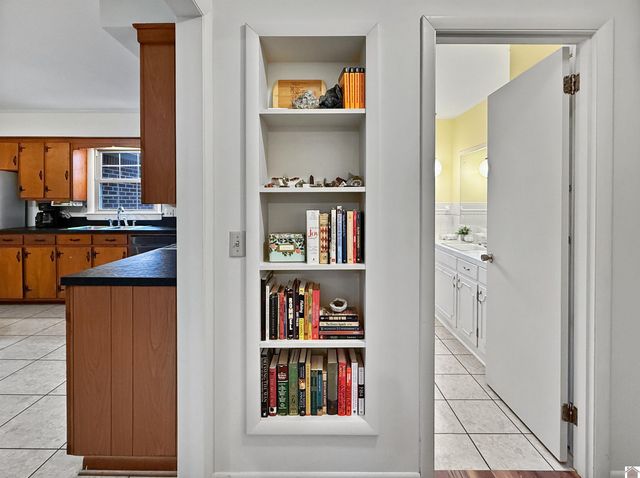 1608 Keenland Dr, Murray, KY 42071