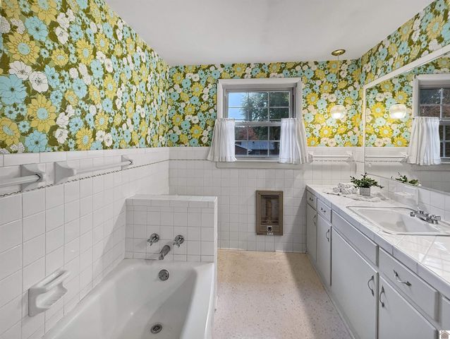 1608 Keenland Dr, Murray, KY 42071