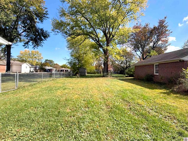 1608 Keenland Dr, Murray, KY 42071