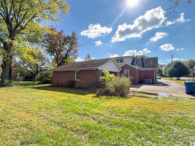 1608 Keenland Dr, Murray, KY 42071