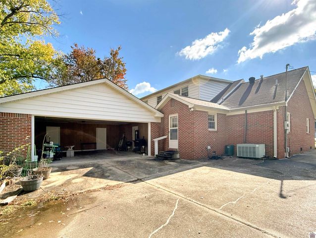 1608 Keenland Dr, Murray, KY 42071
