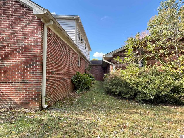 1608 Keenland Dr, Murray, KY 42071
