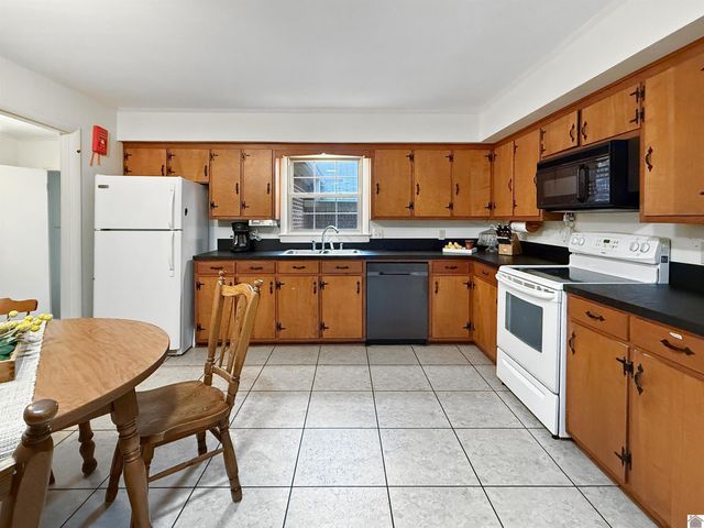 1608 Keenland Dr, Murray, KY 42071