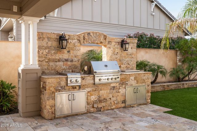 2822 E CONSTANCE Way, Phoenix, AZ 85042