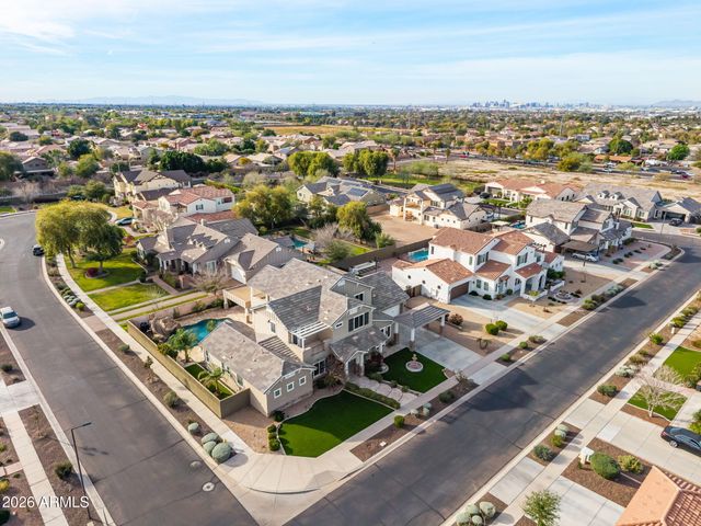 2822 E CONSTANCE Way, Phoenix, AZ 85042