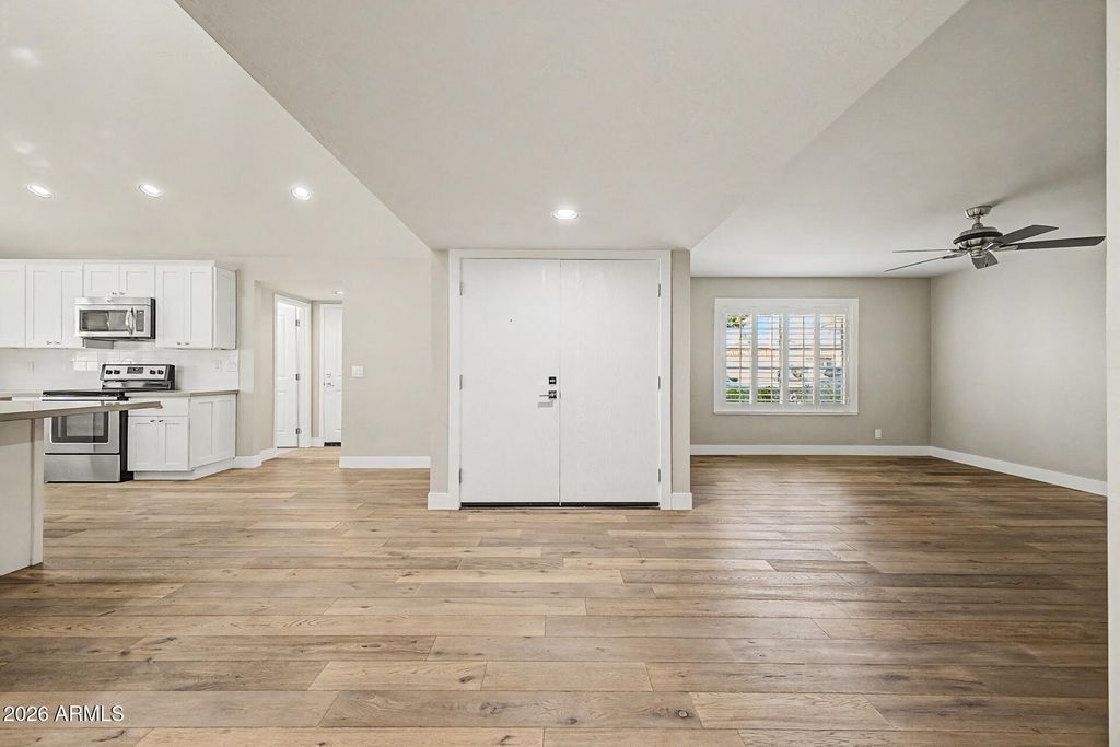 Image 10 of property listing at 9251 E JENAN Drive, Scottsdale, AZ 85260