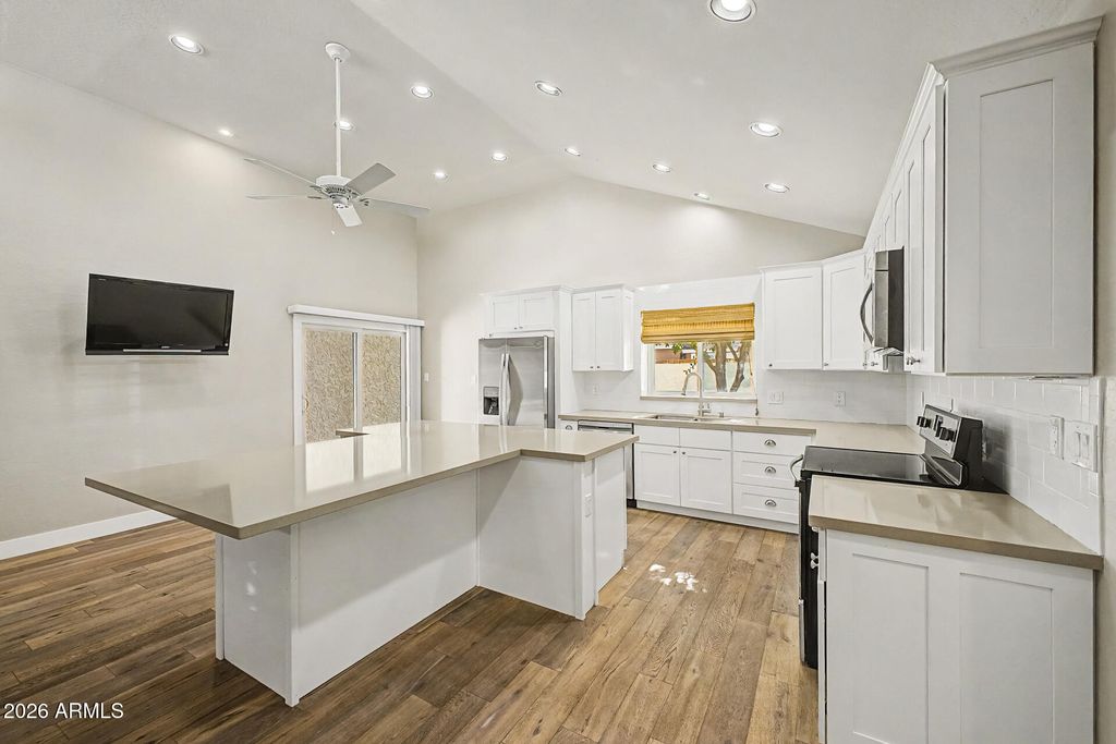 Image 16 of property listing at 9251 E JENAN Drive, Scottsdale, AZ 85260