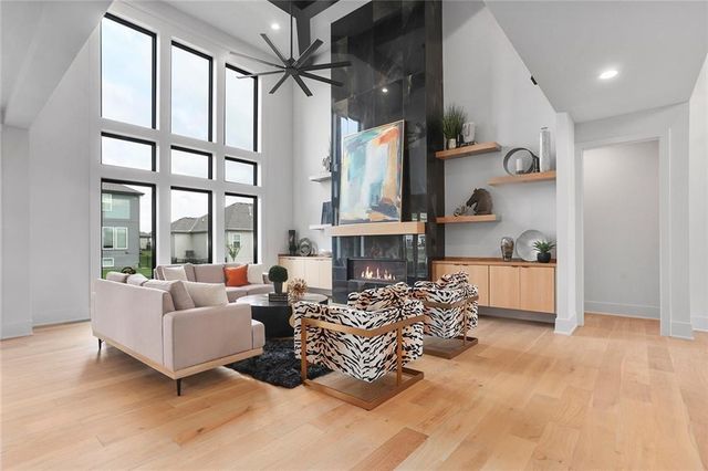 2033 SW Red Barn Road, Lee's Summit, MO 64082