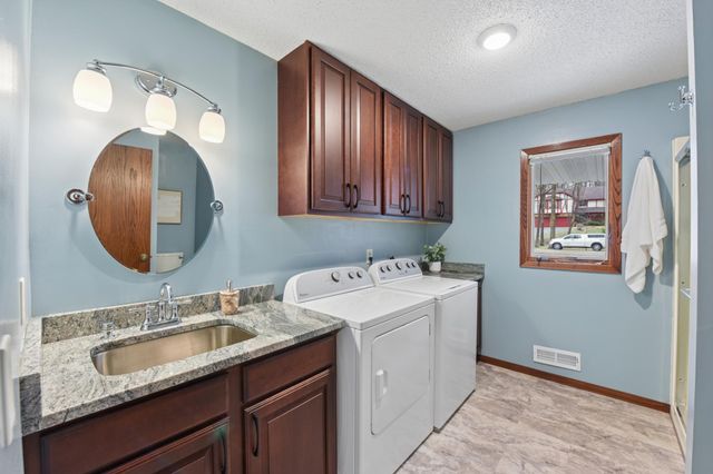 5831 Fawn Trail Circle, Woodbury, MN 55129