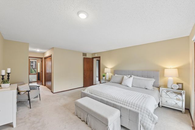 5831 Fawn Trail Circle, Woodbury, MN 55129