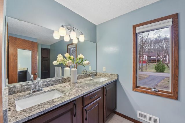 5831 Fawn Trail Circle, Woodbury, MN 55129