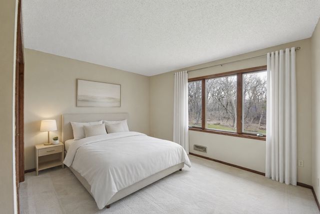 5831 Fawn Trail Circle, Woodbury, MN 55129