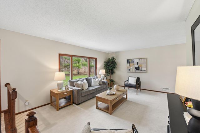 5831 Fawn Trail Circle, Woodbury, MN 55129