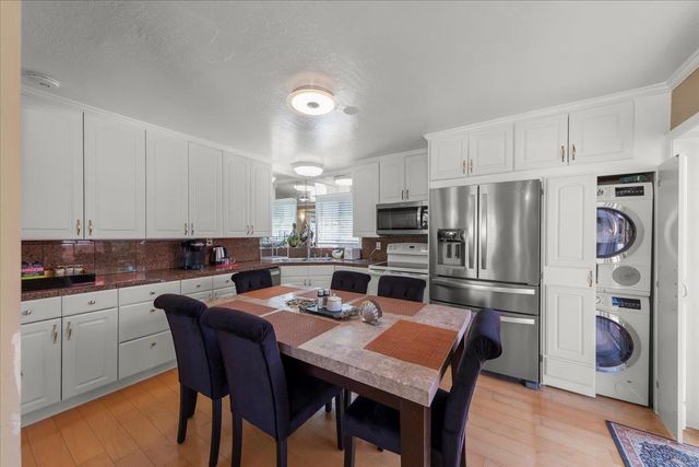 1176 Laurel Street, San Carlos, CA 94070