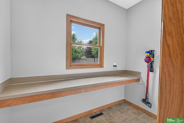 17831 Washington Circle, Omaha, NE 68135