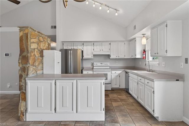 1332 Stringfellow CT, Virginia Beach, VA 23464