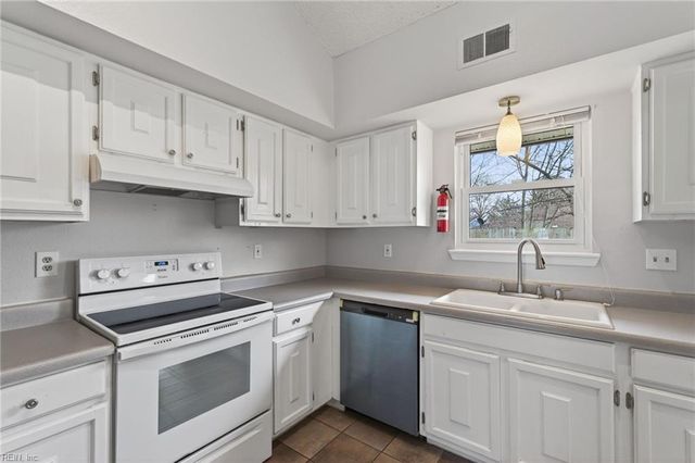 1332 Stringfellow CT, Virginia Beach, VA 23464