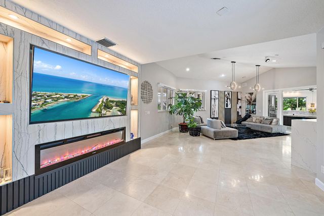 8580 Egret Lakes Lane, West Palm Beach, FL 33412