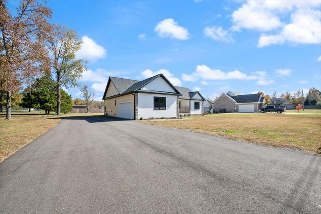 50 Sonoma Dr, Fayetteville, TN 37334