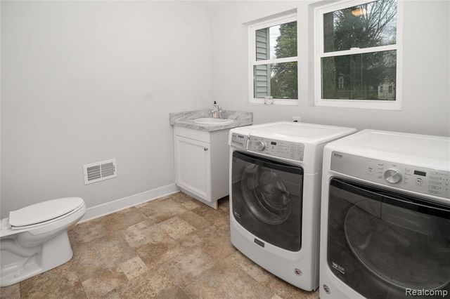 620 S Briarvale Drive, Auburn Hills, MI 48326
