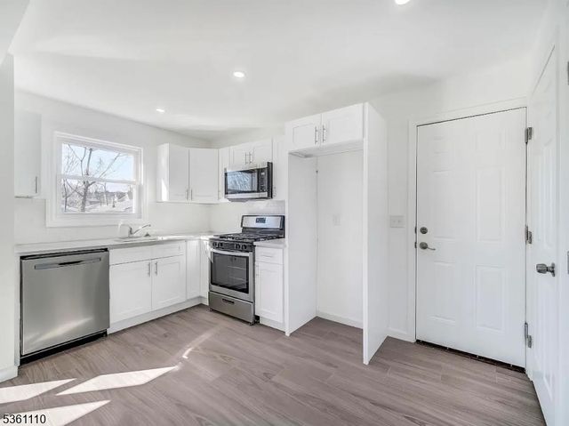 21 Freedom Pl, Jersey City, NJ 07305