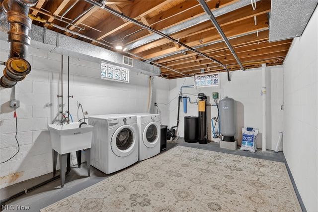 4586 Everhart Drive, Green, OH 44720