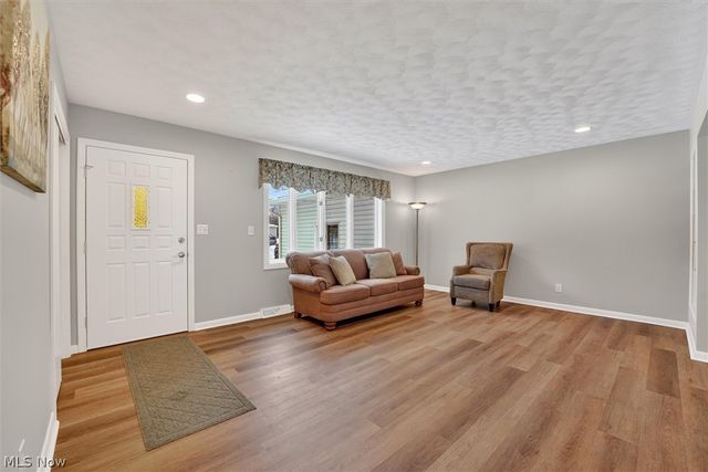 4586 Everhart Drive, Green, OH 44720