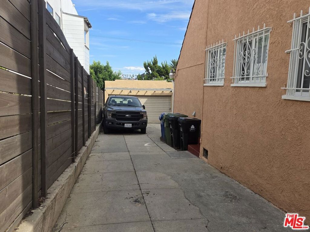 1330 Keniston Avenue, Los Angeles, CA 90019 — photo 2