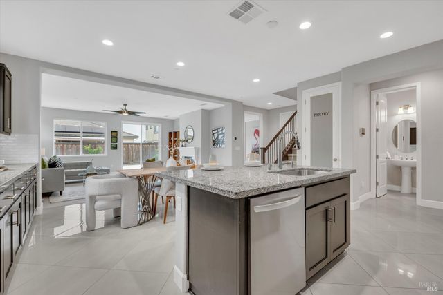 580 Kingbird Cir, Vacaville, CA 95688