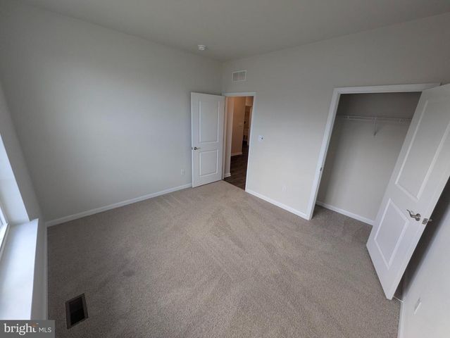 1553 DRESDEN DR, Breinigsville, PA 18031