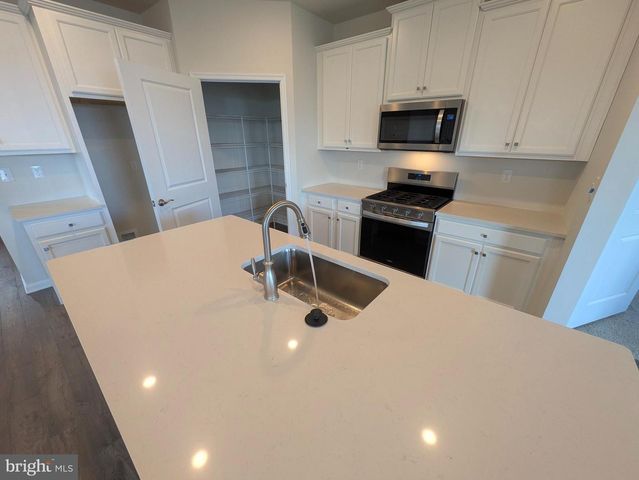 1553 DRESDEN DR, Breinigsville, PA 18031