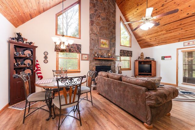 374 Country Lane, Murphy, NC 28906