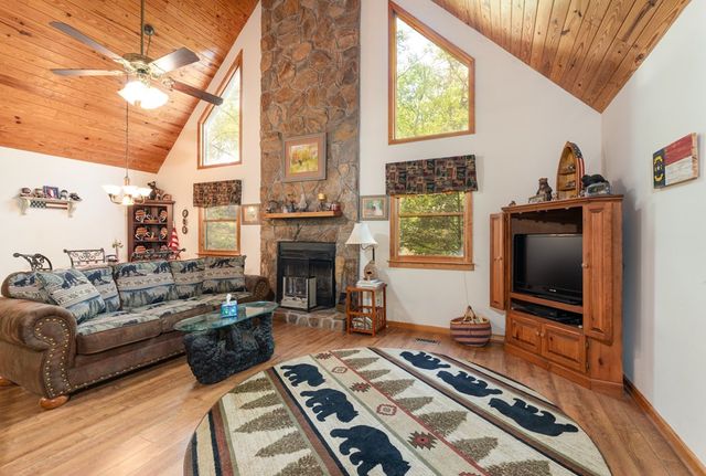 374 Country Lane, Murphy, NC 28906