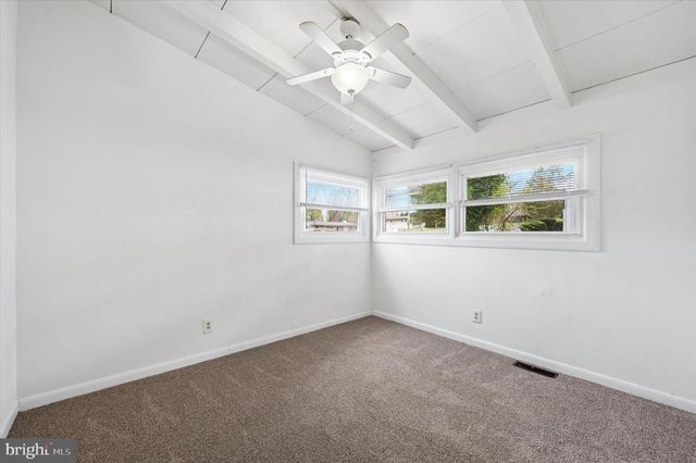 15 VILLAGE DR, Aston, PA 19014