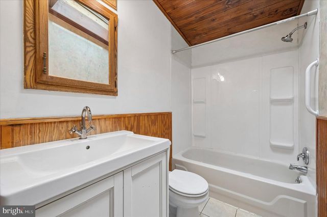 15 VILLAGE DR, Aston, PA 19014