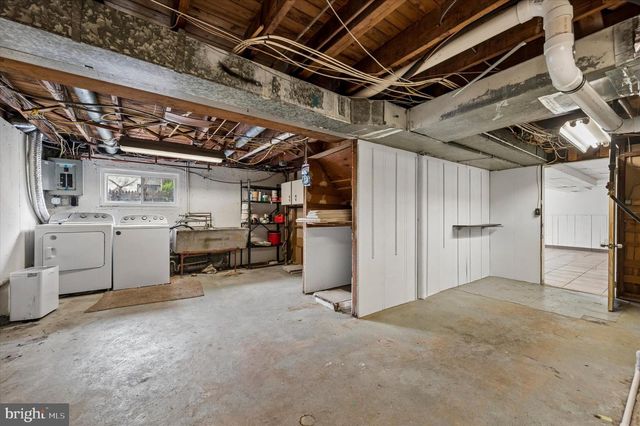 15 VILLAGE DR, Aston, PA 19014