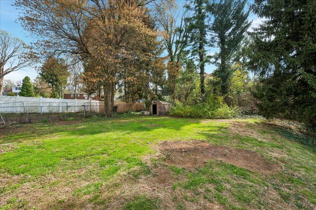 15 VILLAGE DR, Aston, PA 19014