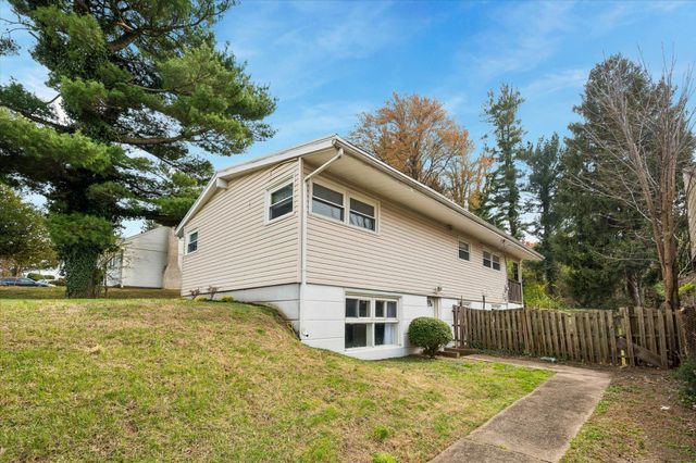 15 VILLAGE DR, Aston, PA 19014