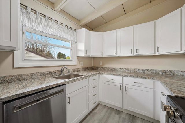 15 VILLAGE DR, Aston, PA 19014