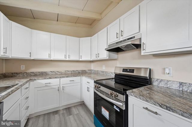 15 VILLAGE DR, Aston, PA 19014