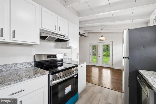 15 VILLAGE DR, Aston, PA 19014