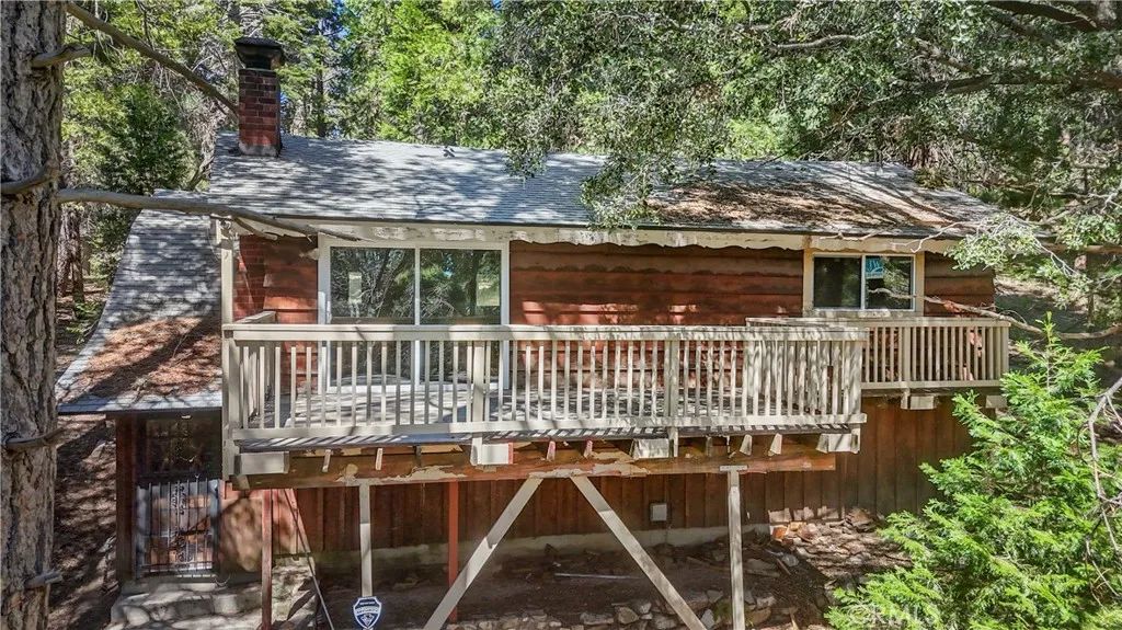 1155 Chateau Dr, Crestline, CA 92325
