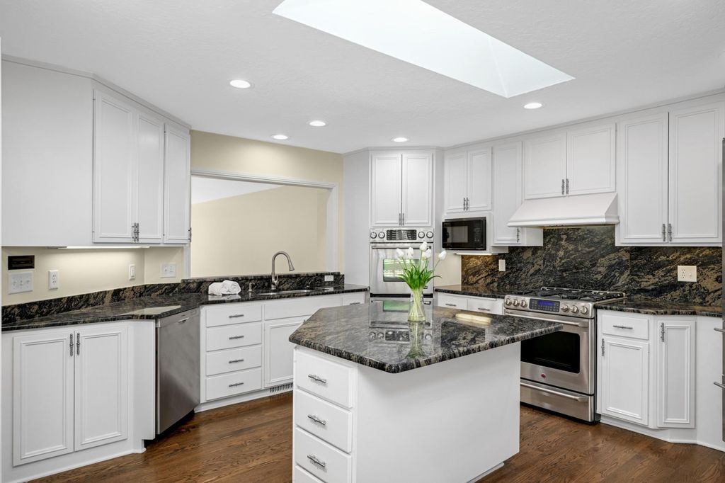 7798 Lochmere Terrace, Edina, MN 55439