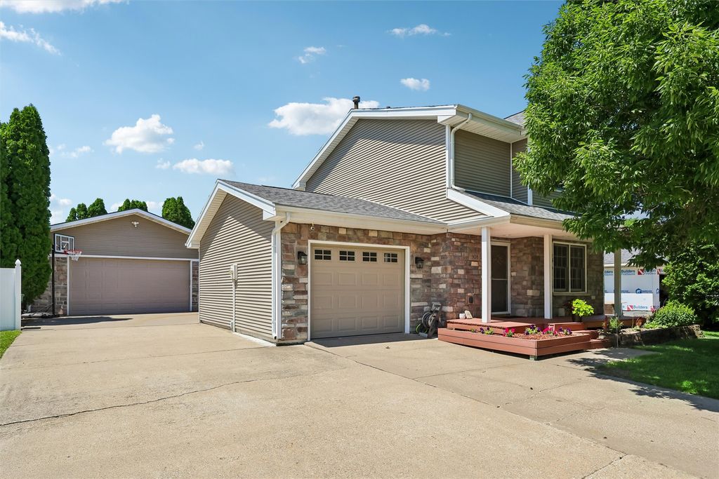 908 Lincoln Street SE, Bondurant, IA 50035