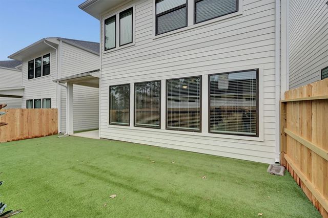 352 Summer Place Drive, Montgomery, TX 77356